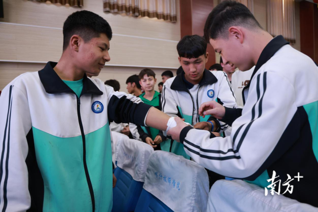 学生们学习包扎处理伤口。 学生们学习包扎处理伤口。