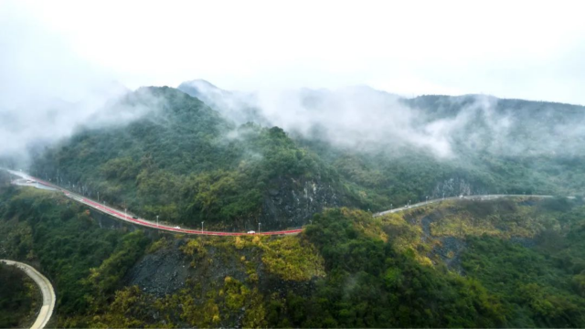 2024年2月26日,，陽山縣嶺背鎮(zhèn)S260公路觀景臺路段雨后云霧繚繞,。清遠日報簽約攝影師 馮國志 攝