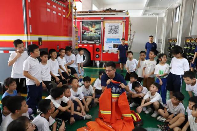 东莞市儿童走进消防，体验“小小消防员”