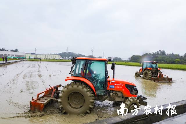 旋耕机在田间作业。