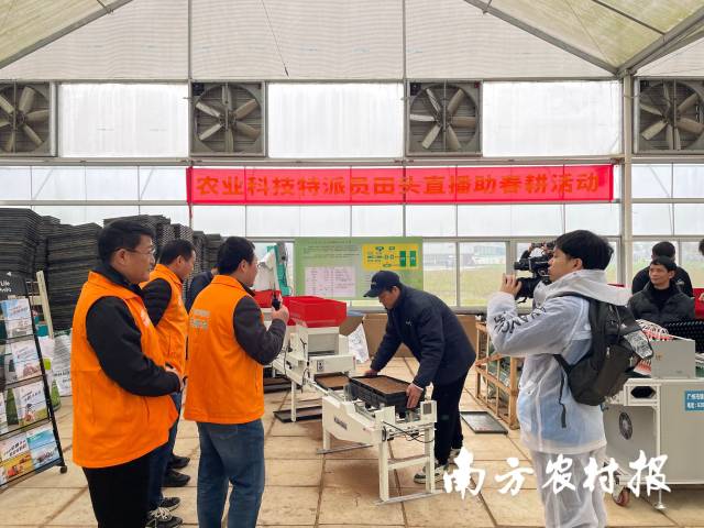 农技专家对育秧播种设备进行介绍。 农技专家对育秧播种设备进行介绍。