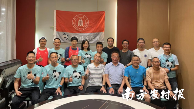 四川大学“熊猫跑团”（后排左二是张学文）。