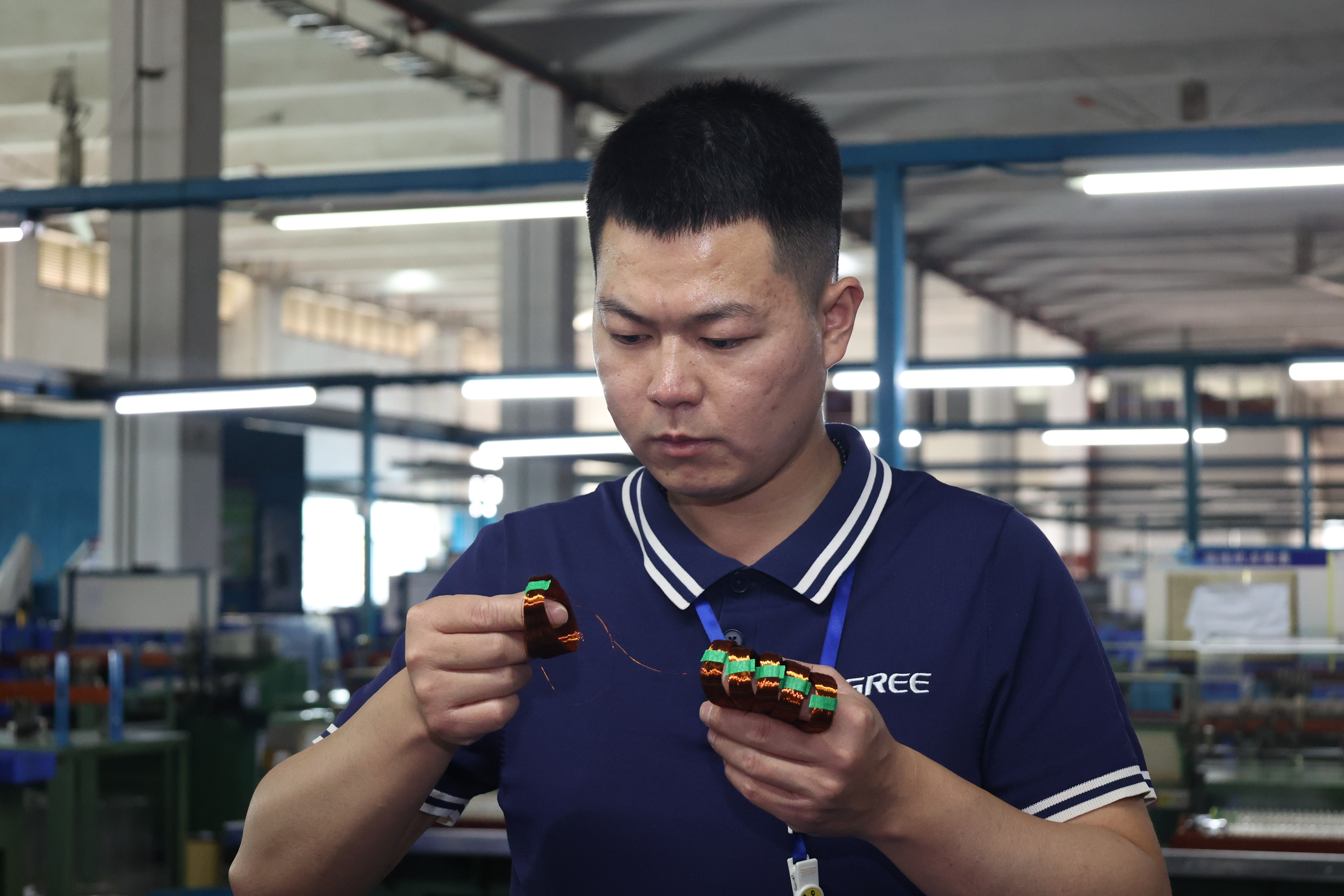 珠海凯邦电机制造有限公司一分厂工艺员孔华彬用双手“绕”出逆袭人生。通讯员供图 珠海凯邦电机制造有限公司一分厂工艺员孔华彬用双手“绕”出逆袭人生。通讯员供图