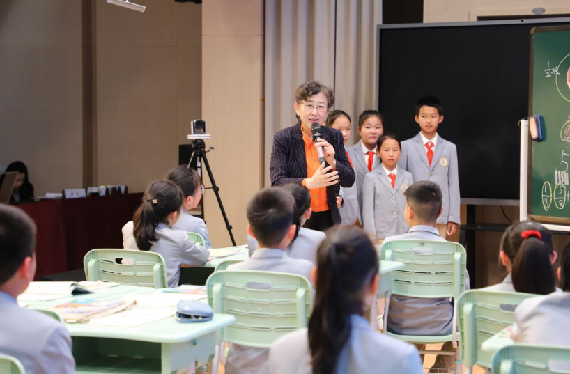 吴正宪在首都师范大学子期小学上课。 吴正宪在首都师范大学子期小学上课。