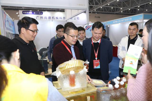 肇庆市人民政府副秘书长陈剑辉（右二）、市农业农村局局长陆开朝（左二）带团参展。