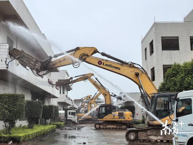 现场进行了樵山新能源产业基地首期项目拆除。孙景锋 摄