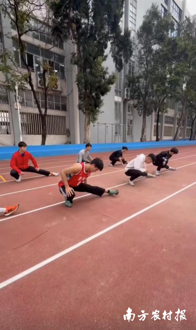 广州体育学院跑团正在紧张备战清远马拉松赛