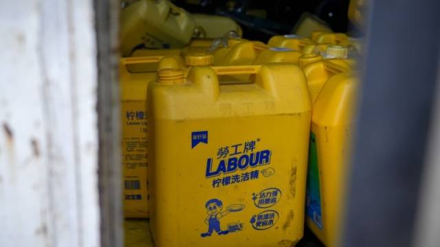 冒牌生产洗洁精？14万元货品被现场扣押！｜3·15直击