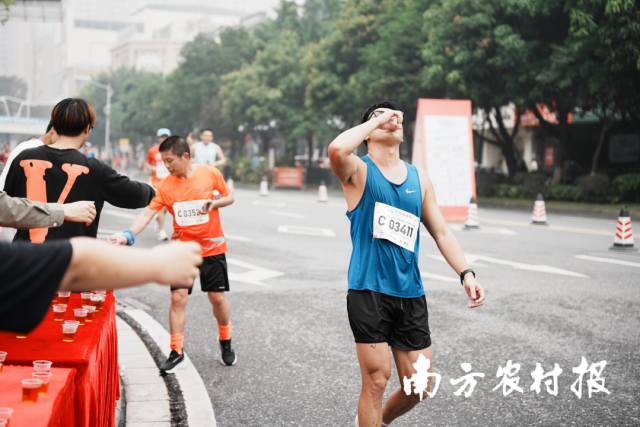 参赛者大口喝起来。 参赛者大口喝起来。