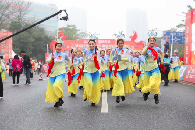 起跑仪式现场的民俗表演。