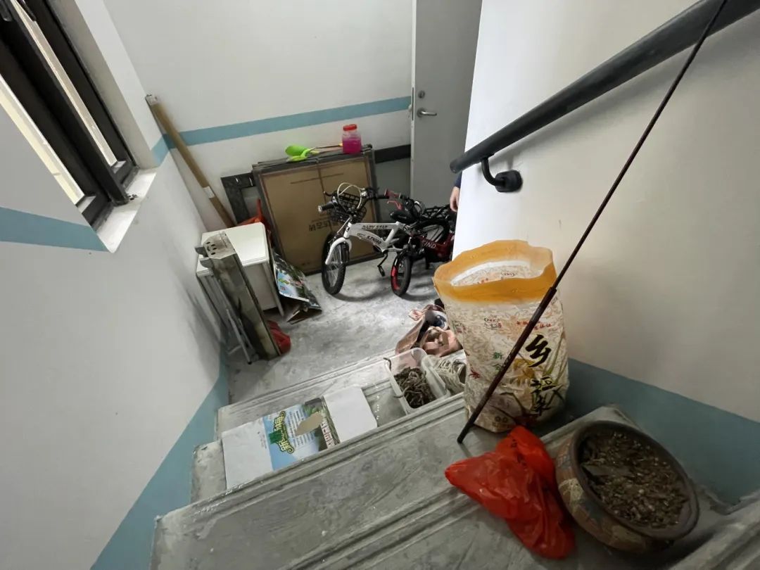保利碧桂园新城之光10栋24层疏散楼梯间有杂物堵塞。 保利碧桂园新城之光10栋24层疏散楼梯间有杂物堵塞。
