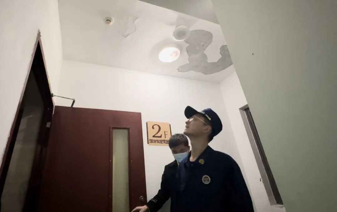 帝景湾山庄楼梯间烟感报警器故障。 帝景湾山庄楼梯间烟感报警器故障。