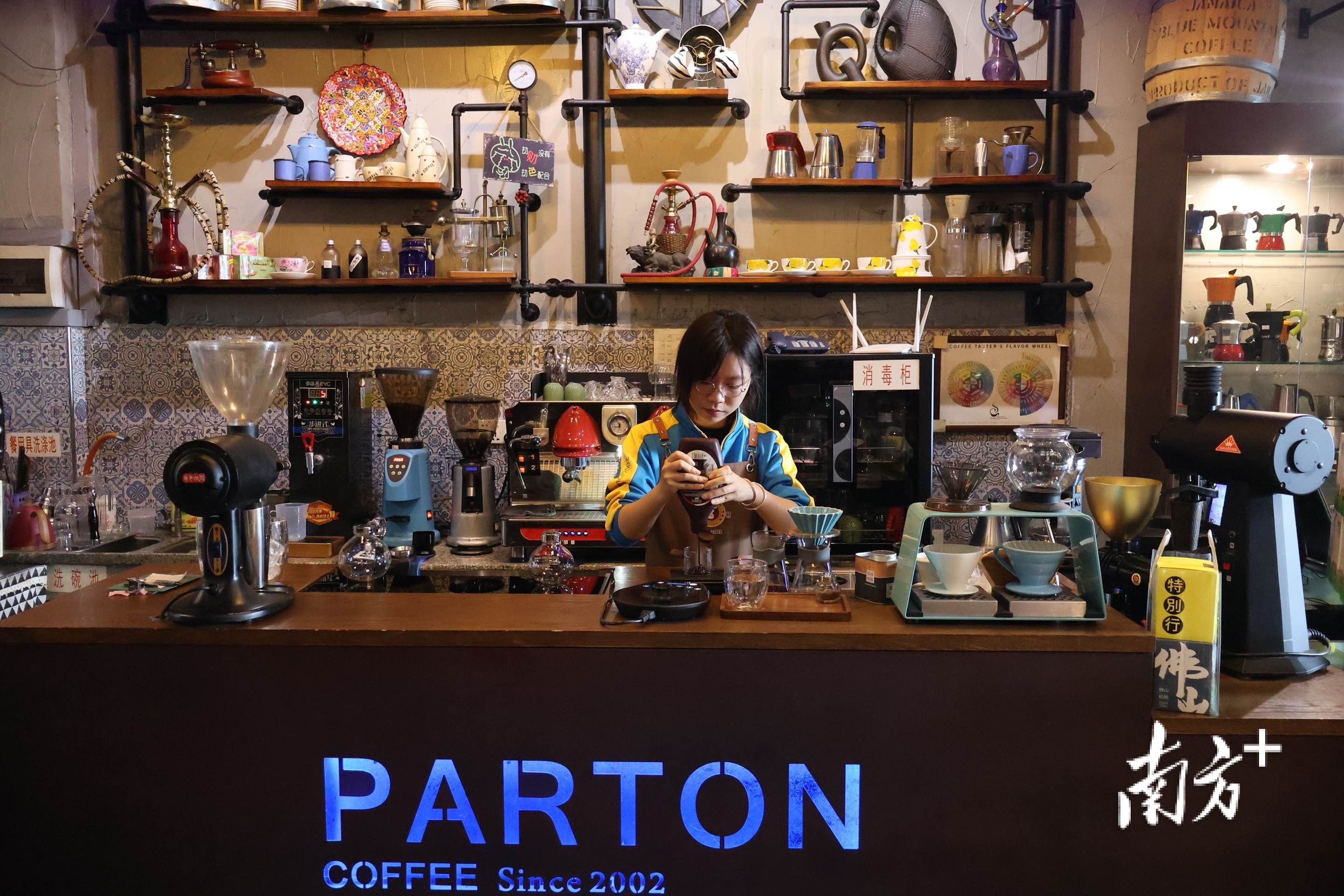 柏顿咖啡,江门最老派的咖啡店之一。南方+记者 张婧媛 拍摄 柏顿咖啡,江门最老派的咖啡店之一。南方+记者 张婧媛 拍摄