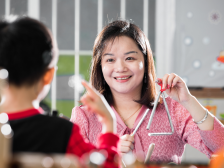 “奇迹妈妈”用爱帮助上千听障儿童获得“新声”