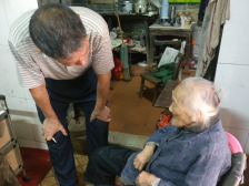 七旬农民悉心照顾孤寡伯娘19载