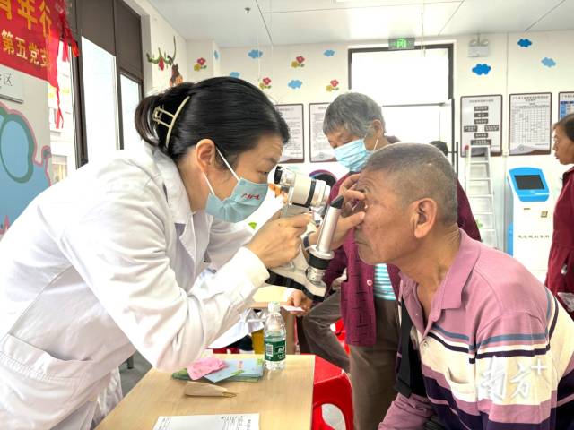 眼科專家為群眾做檢查,。  