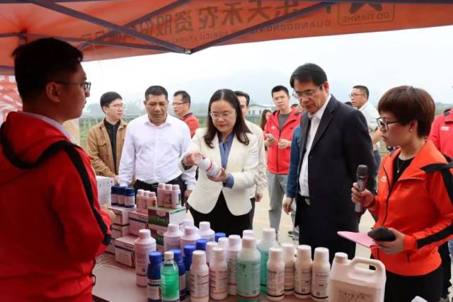 市供销社党组书记、理事会主任植思华（右三）出席仪式。