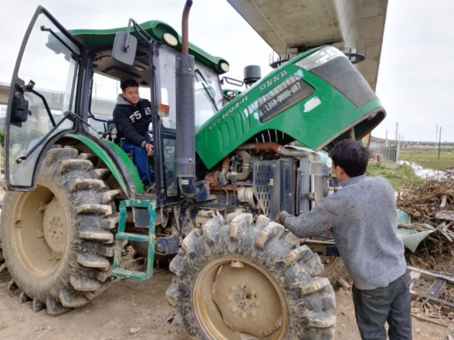 福源农机合作社工作人员对农机进行检测。清远日报记者 叶慧勤 摄